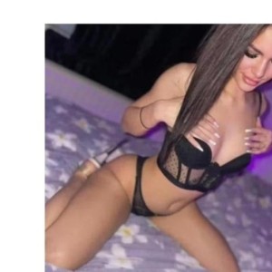 Brunet Escort in Witney