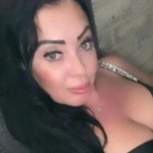 Yasmina Escort in Willenhall