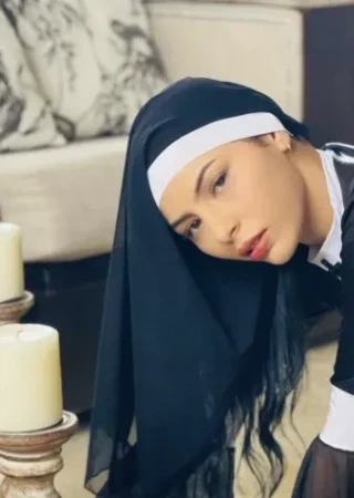 Nun-23-3561931-photo-1